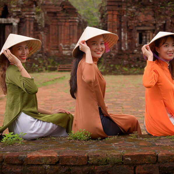 Modelki z My Son, Wietnam, fotowyprawa, trzy dziewczyny w ao dai