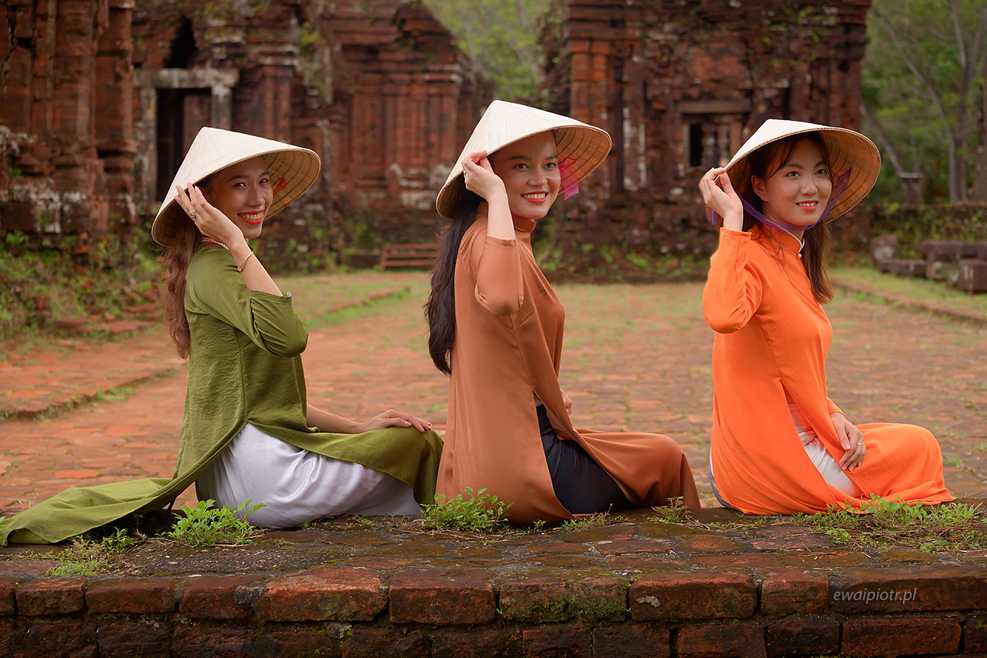 Modelki z My Son, Wietnam, fotowyprawa, trzy dziewczyny w ao dai