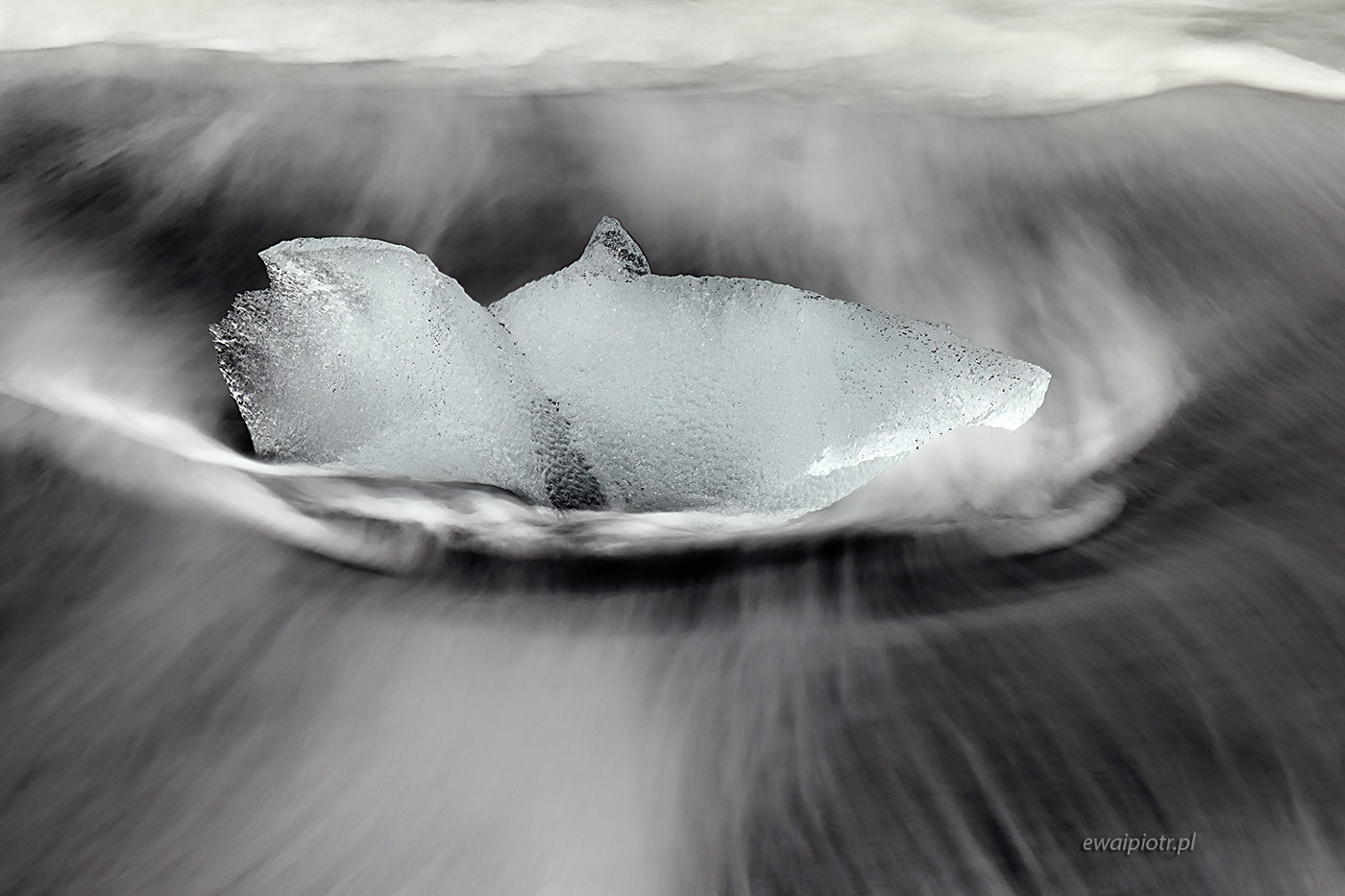 Rekin z Jokulsarlon, Islandia, bryła lodu, fale