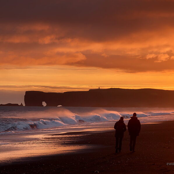 Zachód na plaży Reynisfjara, Islandia