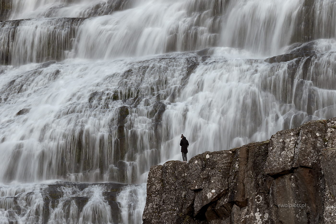 Człowiek wobec wodospadu Dynjandi, Fiordy Zachodnie, Islandia