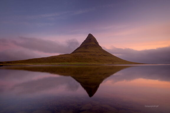Kirkjufell o wschodzie słońca, Islandia