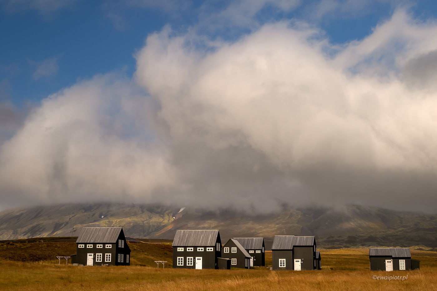 Czarne domy w Hellnar, Islandia, przylądek Snaefellsnes