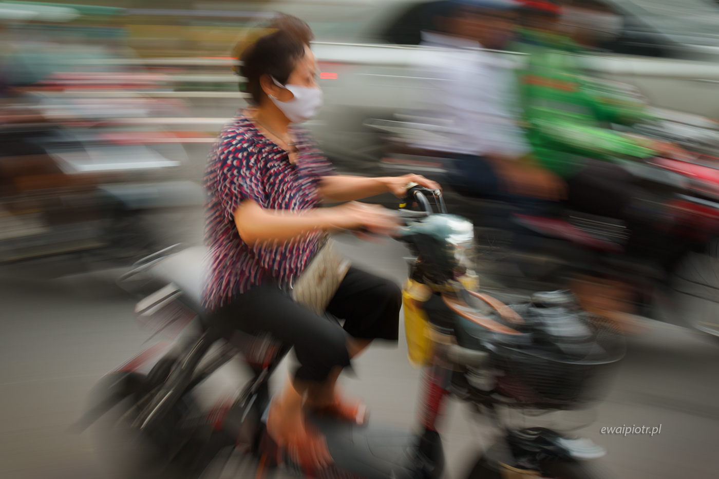 Sajgon w Hanoi, Wietnam, panoramowanie, ruch uliczny, kobieta na mocyklu, warsztaty fotograficzne