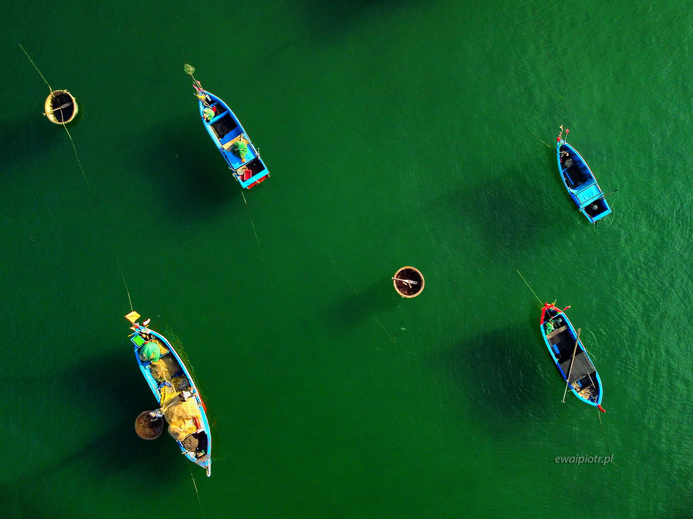Rybackie łodzie i szalupy, Wietnam, z drona, z góry, fotowyprawa, Nha Trang