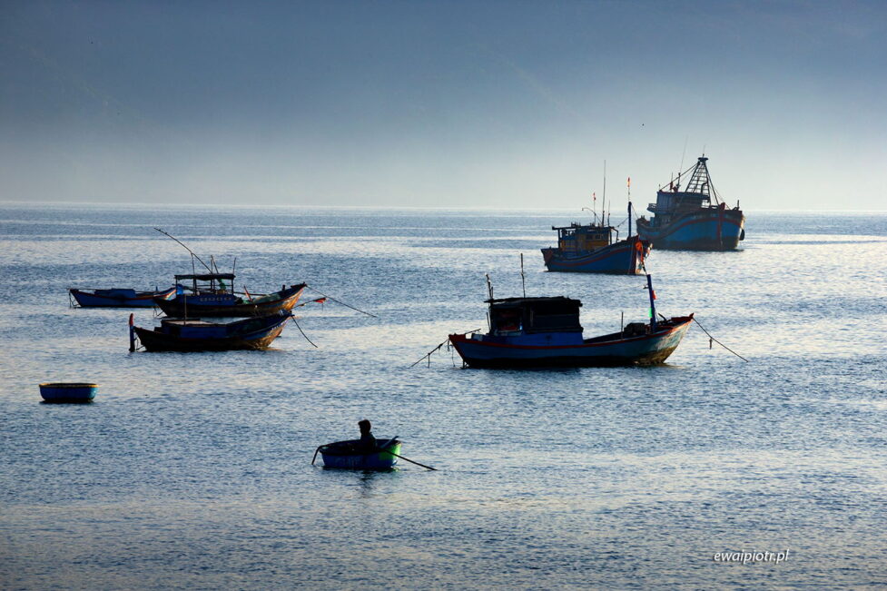 Rybackie łodzie o poranku, Wietnam, fotowyprawa, Nha Trang