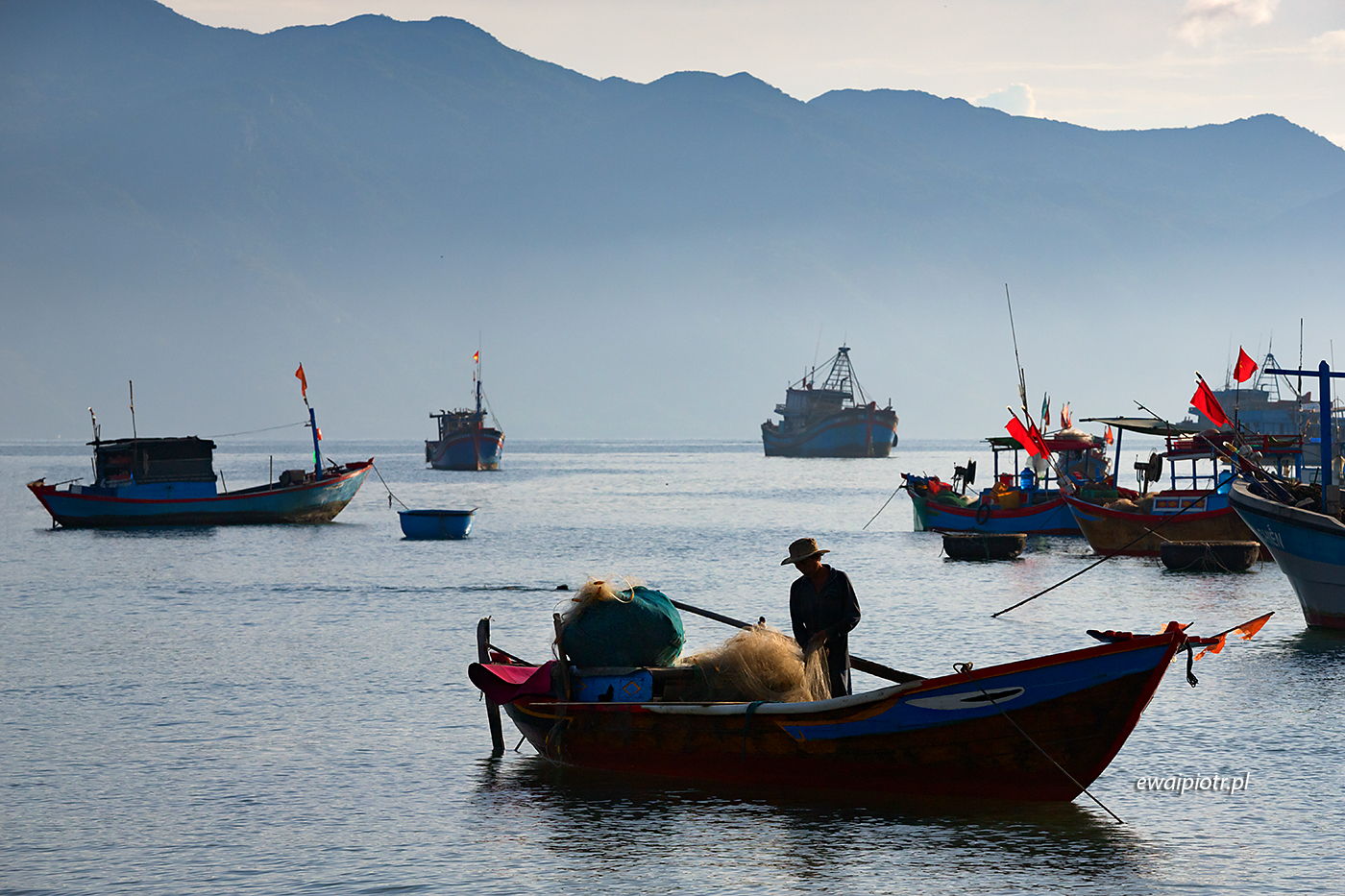 Rybacy w zatoce koło Nha Trang, Wietnam, kutry rybackie, warsztaty fotograficzne