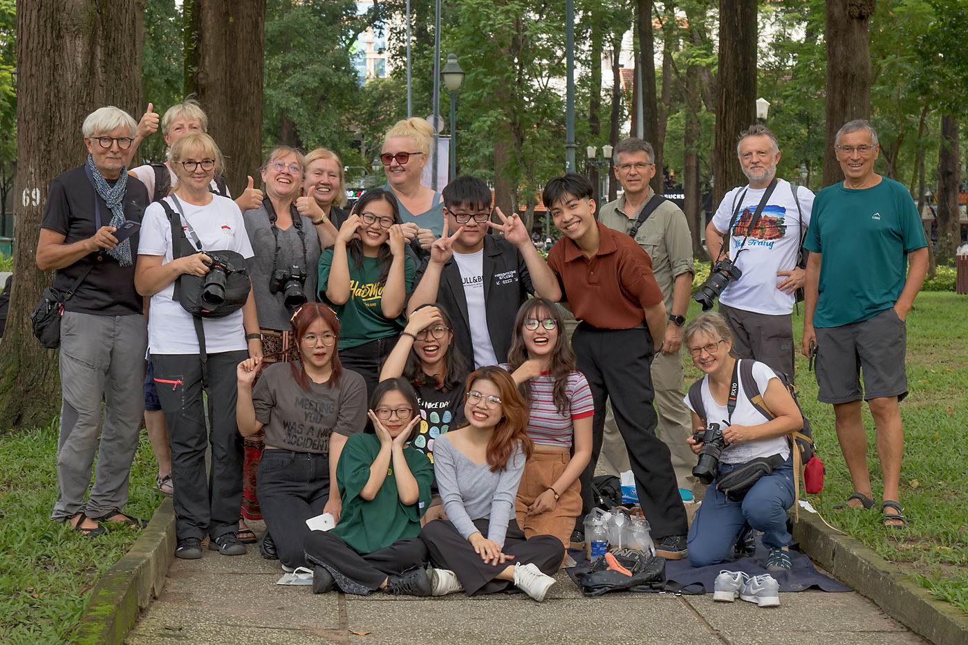 Uczestnicy fotowyprawy do Wietnamu i sajgońska młodzież, Wietnam