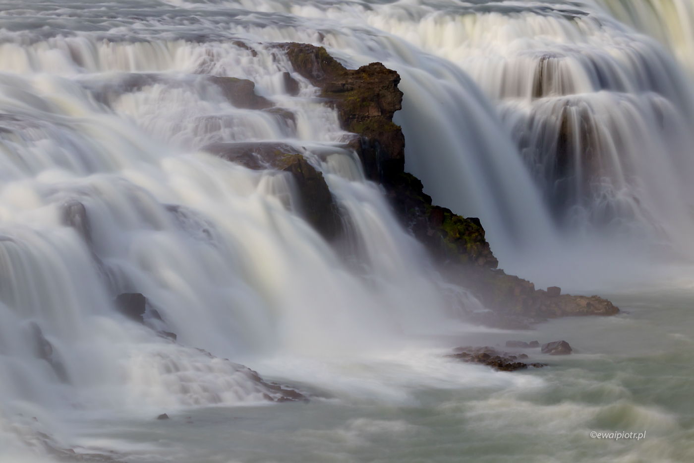 Islandzki wodospad, długi czas naświetlania