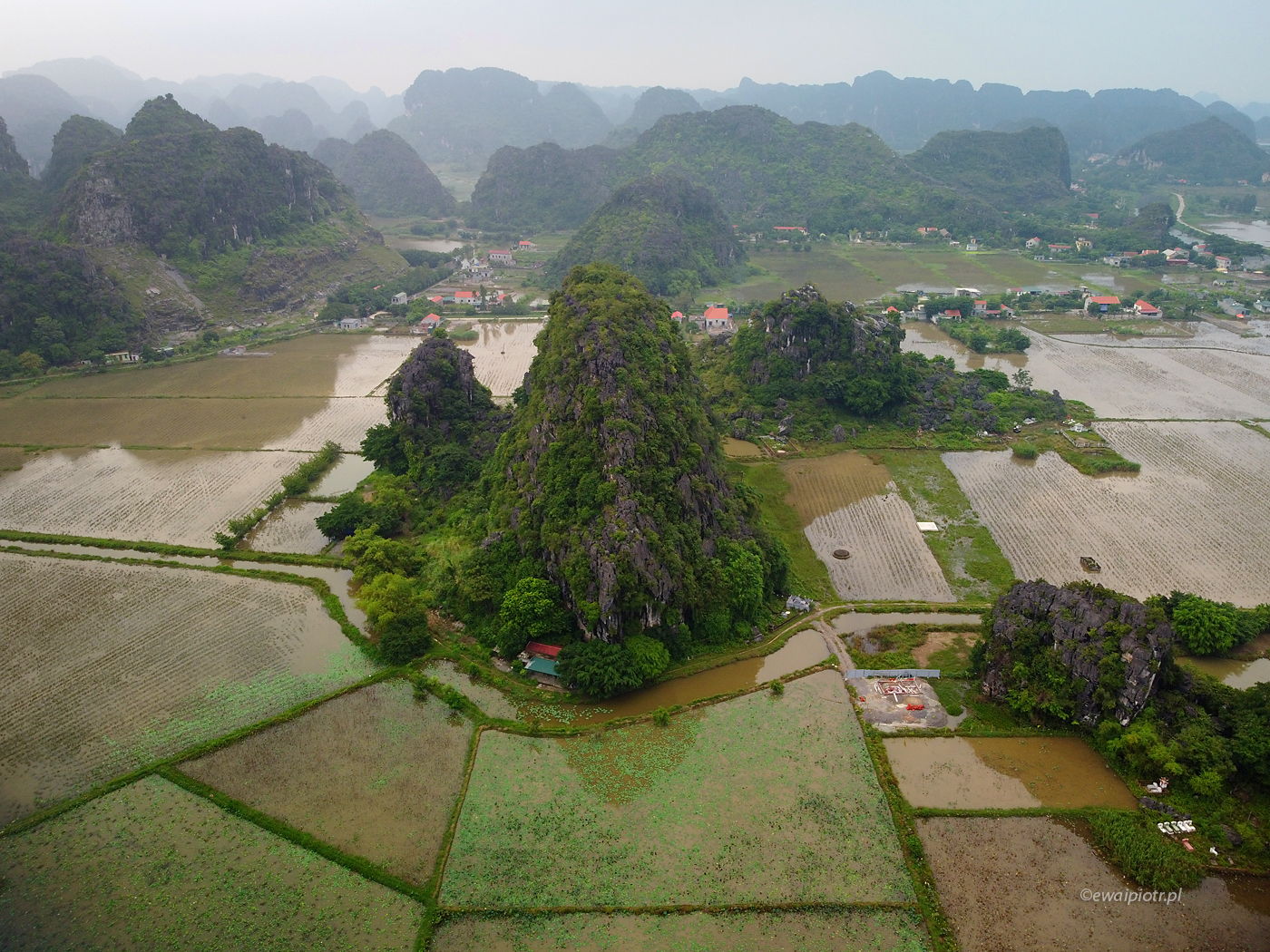 Wzgórza Ninh Binh, Wietnam, świat z drona, czy wolno latać dronem w Wietnamie