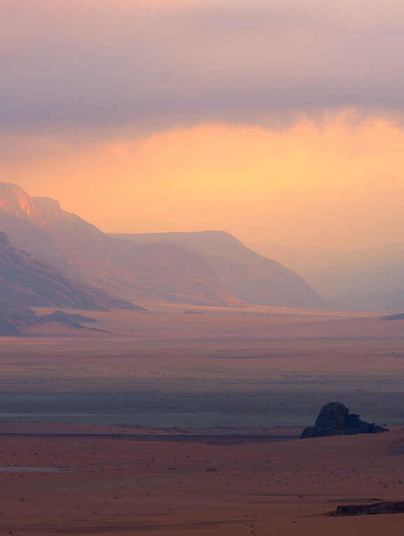 Przestrzenie Wadi Rum, Jordania, poranek na pustyni