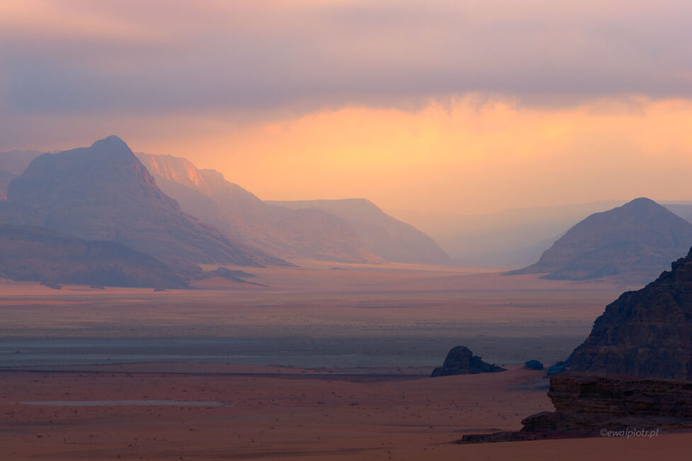 Przestrzenie Wadi Rum, Jordania, poranek na pustyni