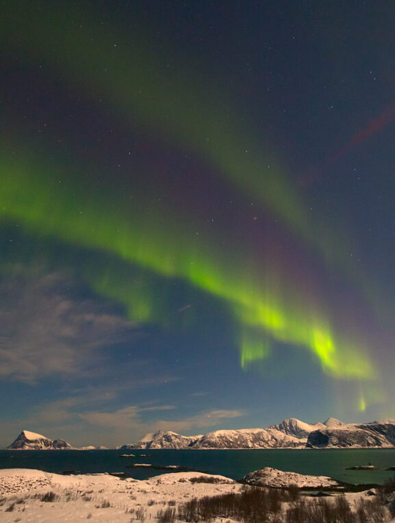 Zorza polarna i fiord, Norwegia