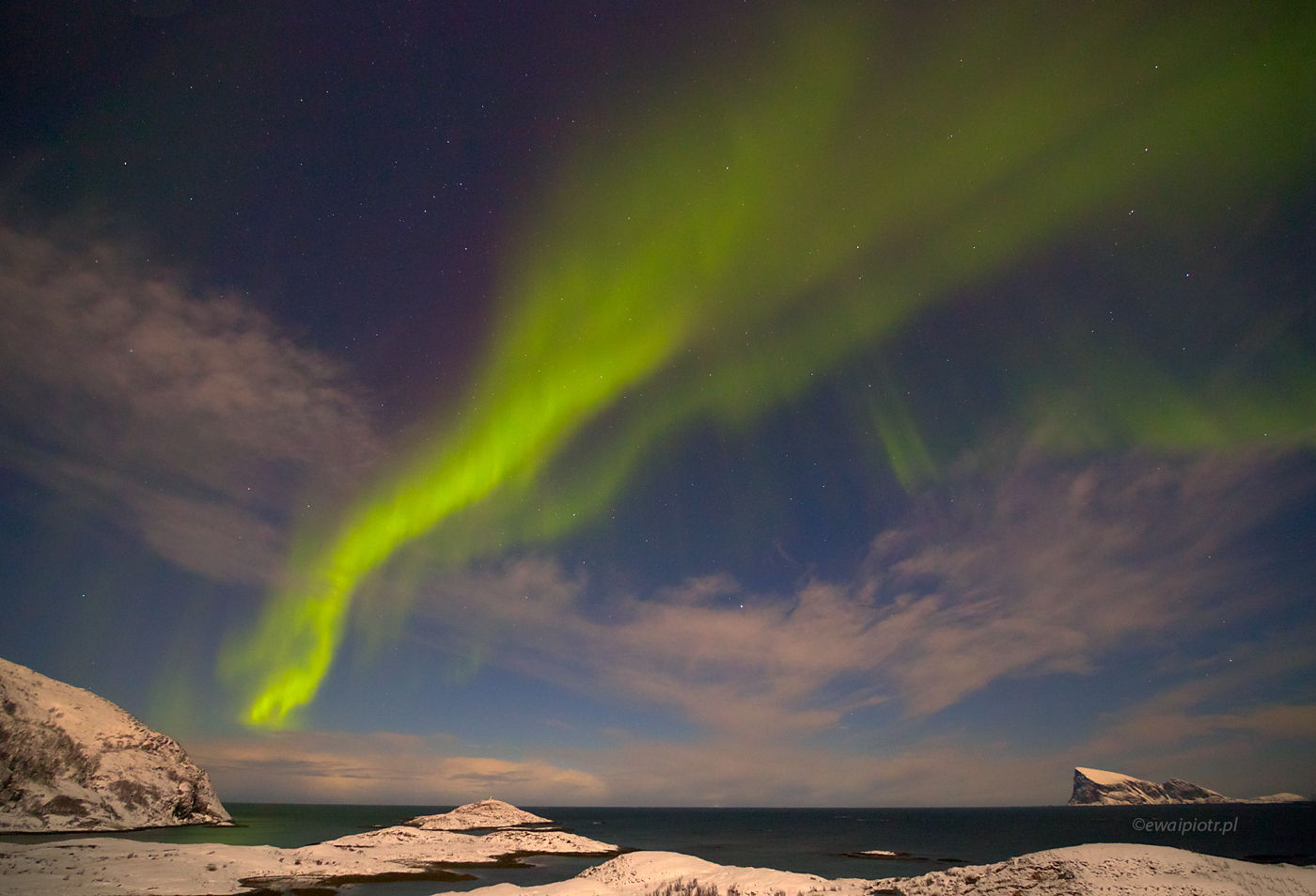 Aurora borealis i śnieżne wybrzeże, Norwegia, zorza polarna, warsztaty fotograficzne, polowanie na zorzę
