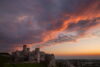 Zachód nad zamkiem Ogrodzieniec, warsztaty fotograficzne Czarowne Świętokrzyskie, zachód słońca, kolorowe chmury nad zamkiem