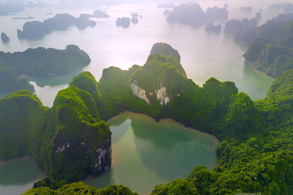 Zatoka Ha Long z lotu smoka, Wietnam, z drona, fotowyprawa