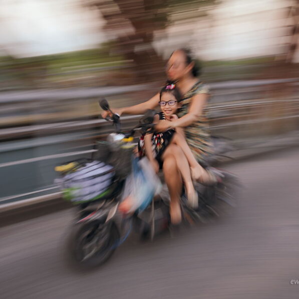 Motorkowy szał w Hanoi, Wietnam, panoramowanie, panning, warsztaty fotograficzne