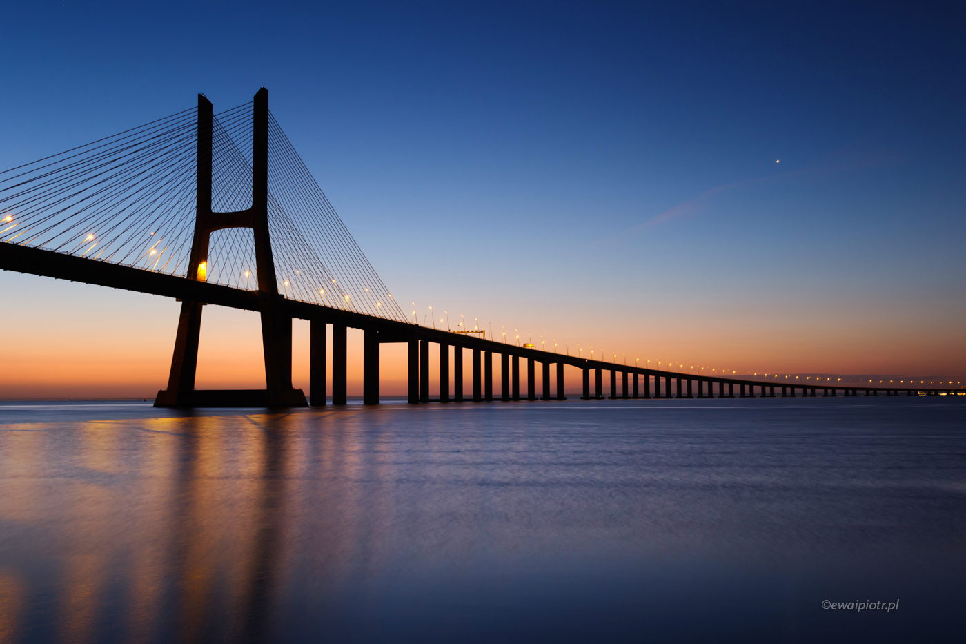 Wschód słońca przy moście Vasco da Gama, Portugalia