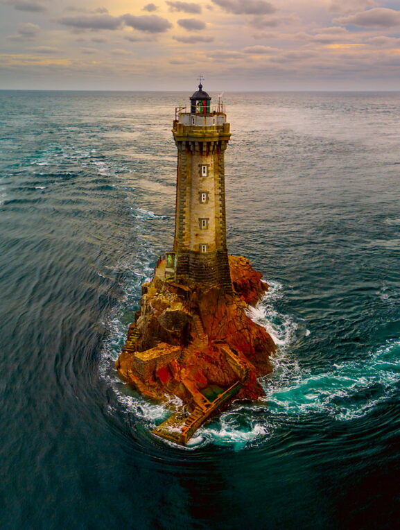 Latarnia na oceanie, Bretania, z drona, Point du Raz, fotowyprawa