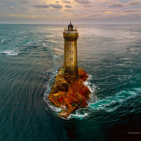 Latarnia na oceanie, Bretania, z drona, Point du Raz, fotowyprawa