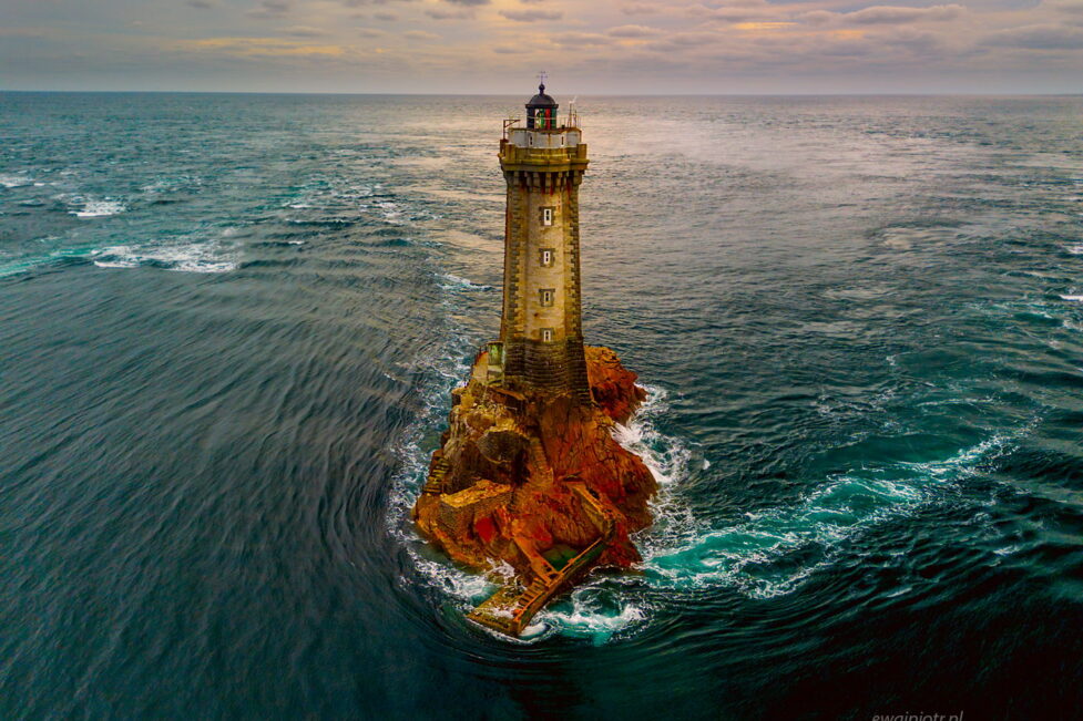 Latarnia na oceanie, Bretania, z drona, Point du Raz, fotowyprawa