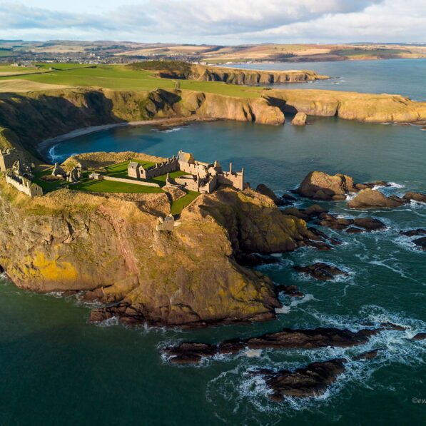 Zamek Dunnottar z powietrza, Szkocja, z drona, DJI Mini 3