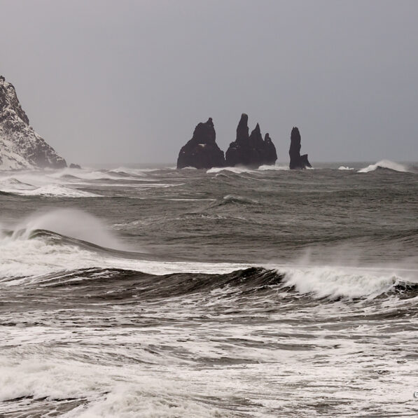Reynisdrangar widoczne od strony Dyrholaey, Islandia