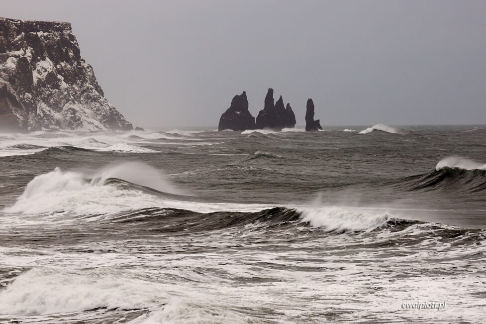 Reynisdrangar widoczne od strony Dyrholaey, Islandia