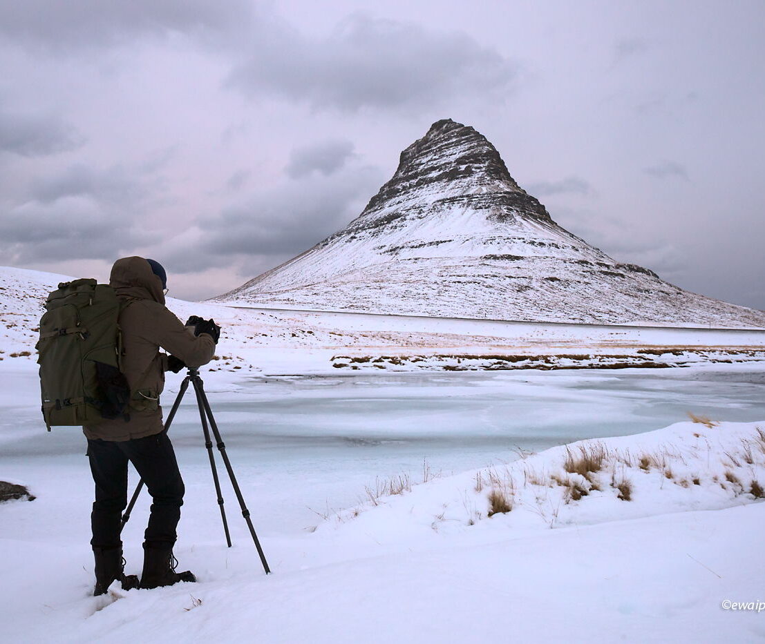 Fotograf pod zimowym Kirkjufellem, Islandia