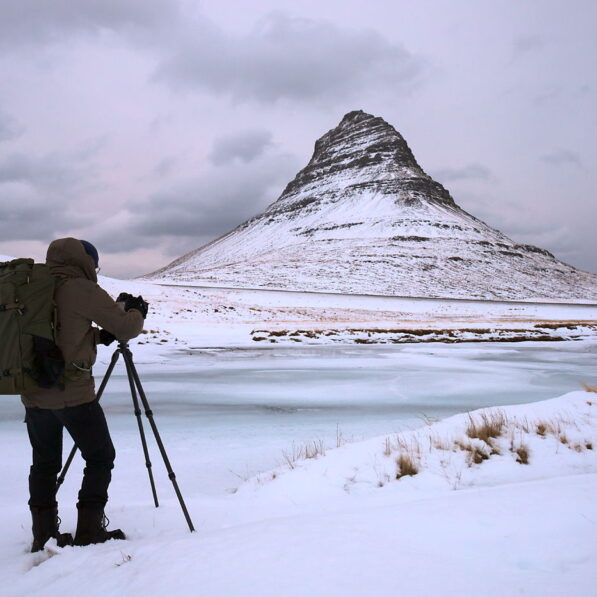 Fotograf pod zimowym Kirkjufellem, Islandia