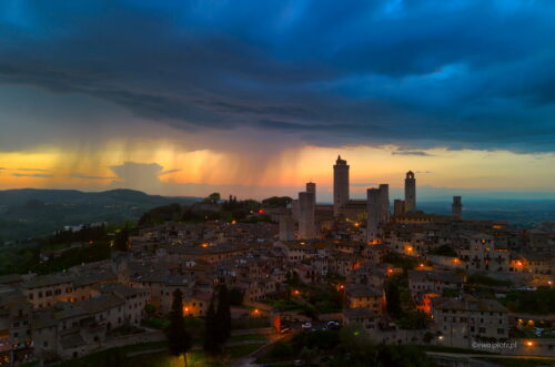 Burza nad San Gimignano, Toskania, z drona, warsztaty fotograficzne