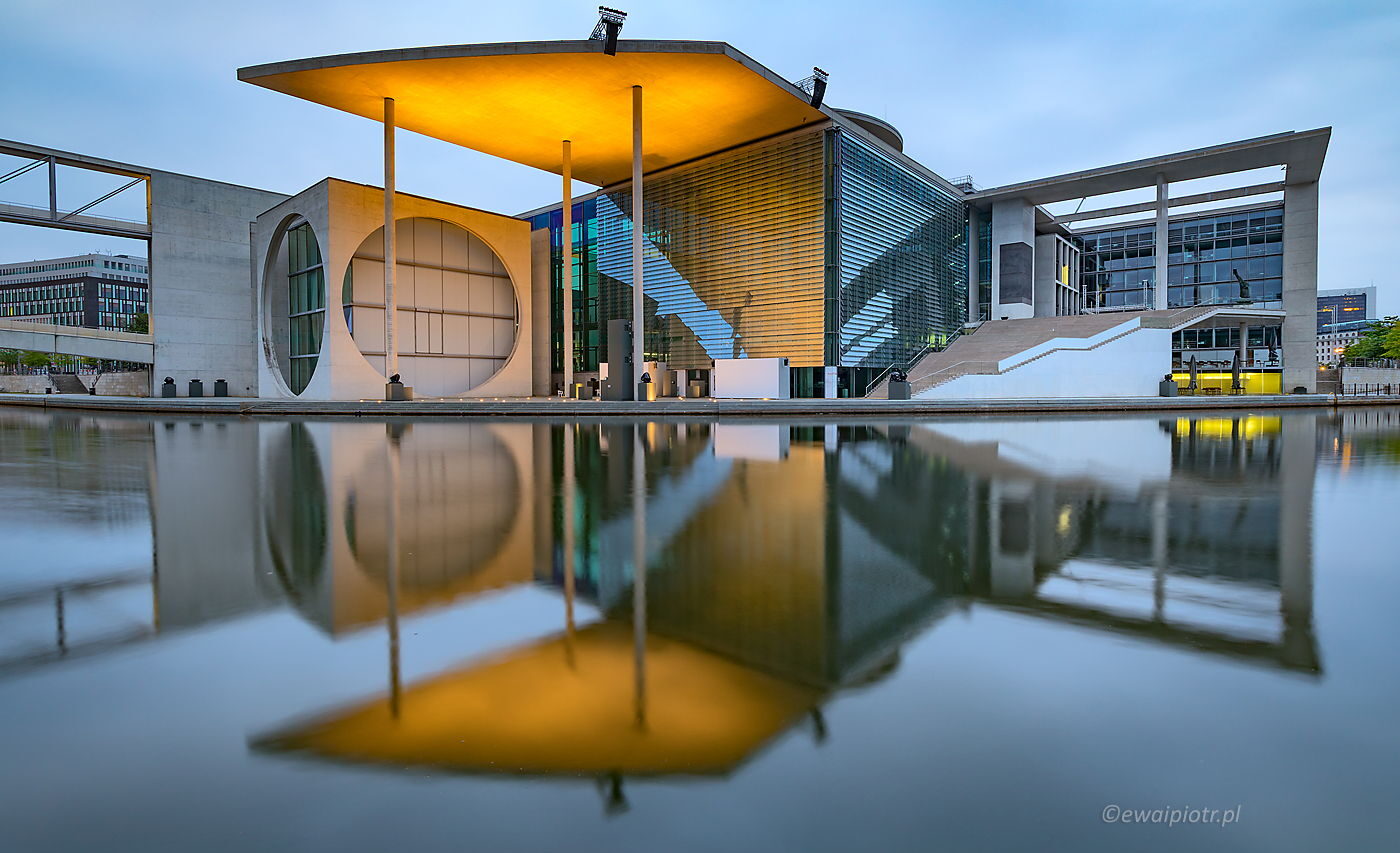 Nowoczesny budynek odbijający się w wodzie, Marie Luise House, Berlin, odbicie, warsztaty fotograficzne