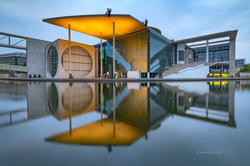 Nowoczesny budynek odbijający się w wodzie, Marie Luise House, Berlin, odbicie, warsztaty fotograficzne