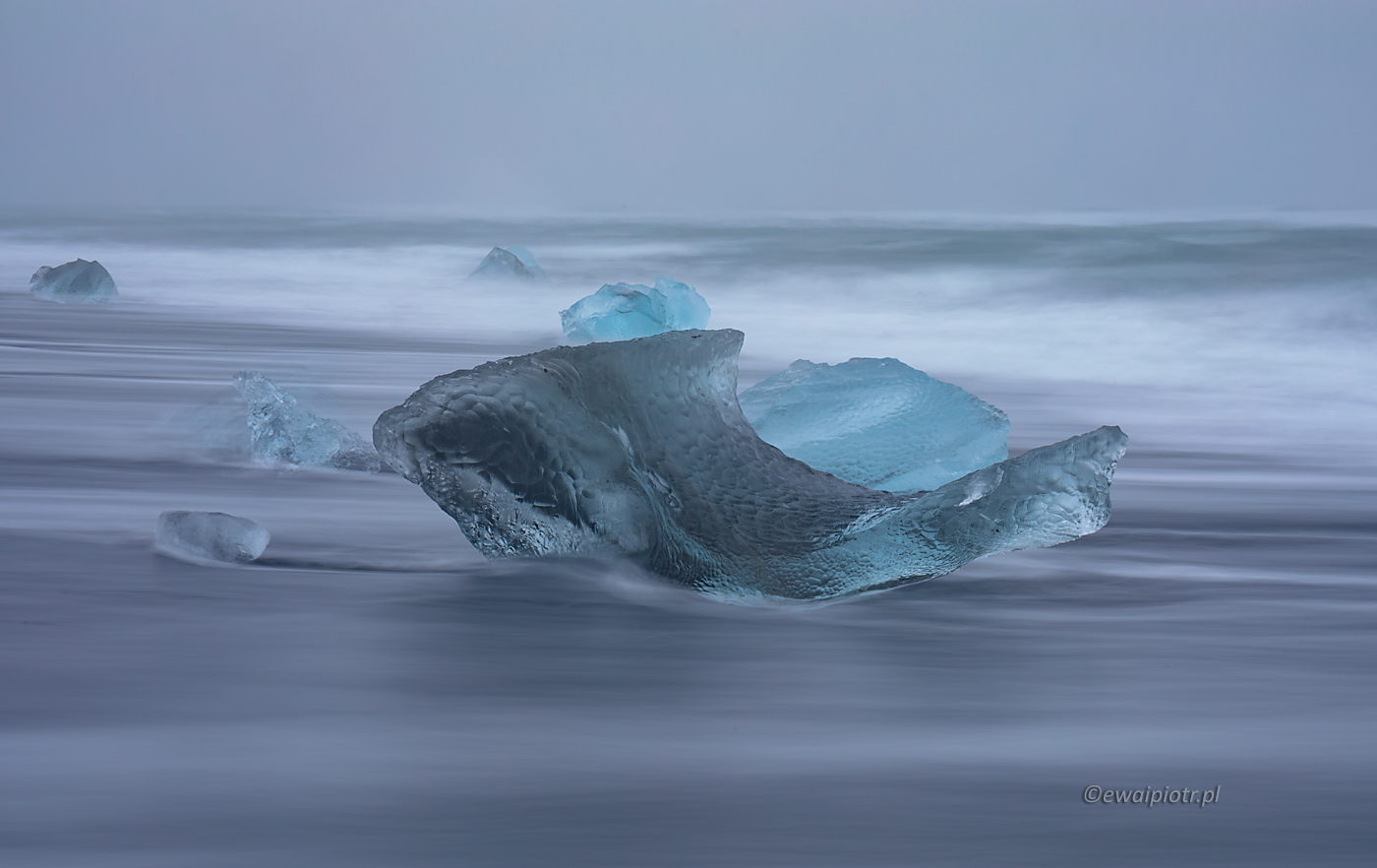 Lodowa ryba na plaży Jokulsarlon, zimowa Islandia, długa ekspozycja, warsztaty fotograficzne