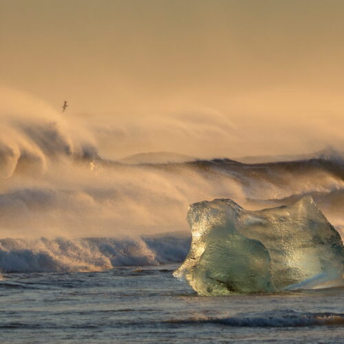 Fale na plaży Jokulsarlon, Islandia