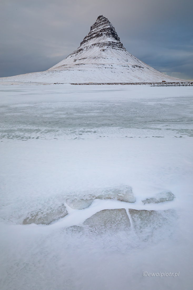 Kirkjufell i pęknięcie lodu, zimowa Islandia, fotowyprawa, zima