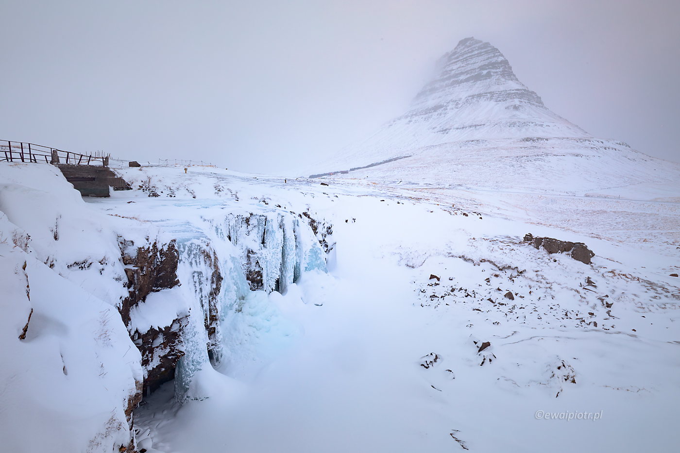 Góra Kirkjufell w zimowej mgle, zimowa Islandia, fotowyprawa