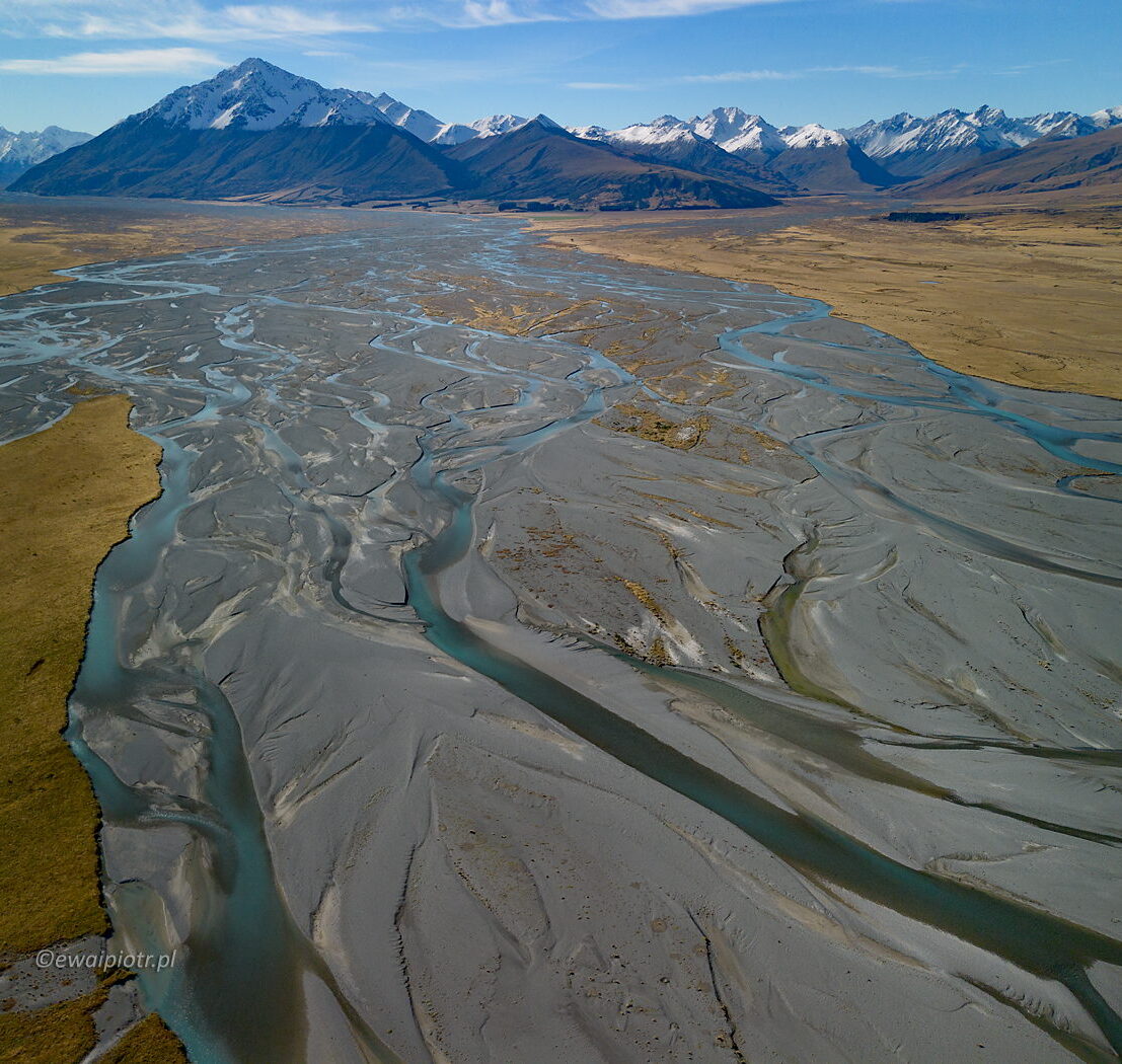 Rzeka warkoczowa na północ od jeziora Tekapo, Nowa Zelandia, z drona, DJI Mini 3, fotowyprawa