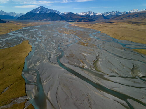 Rzeka warkoczowa na północ od jeziora Tekapo, Nowa Zelandia, z drona, DJI Mini 3, fotowyprawa