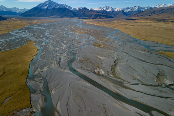 Rzeka warkoczowa na północ od jeziora Tekapo, Nowa Zelandia, z drona, DJI Mini 3, fotowyprawa