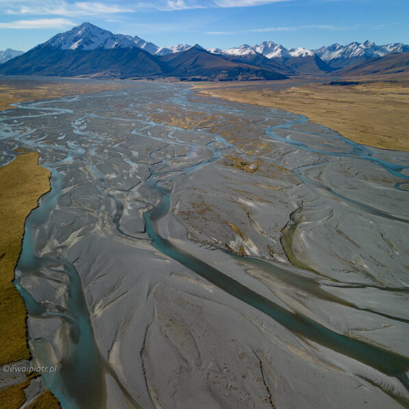Rzeka warkoczowa na północ od jeziora Tekapo, Nowa Zelandia, z drona, DJI Mini 3, fotowyprawa