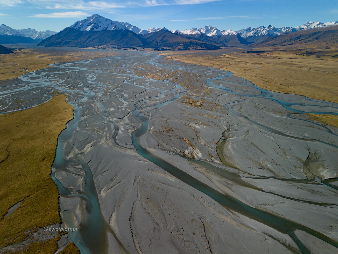 Rzeka warkoczowa na północ od jeziora Tekapo, Nowa Zelandia, z drona, DJI Mini 3, fotowyprawa, latanie dronem nad Nową Zelandią