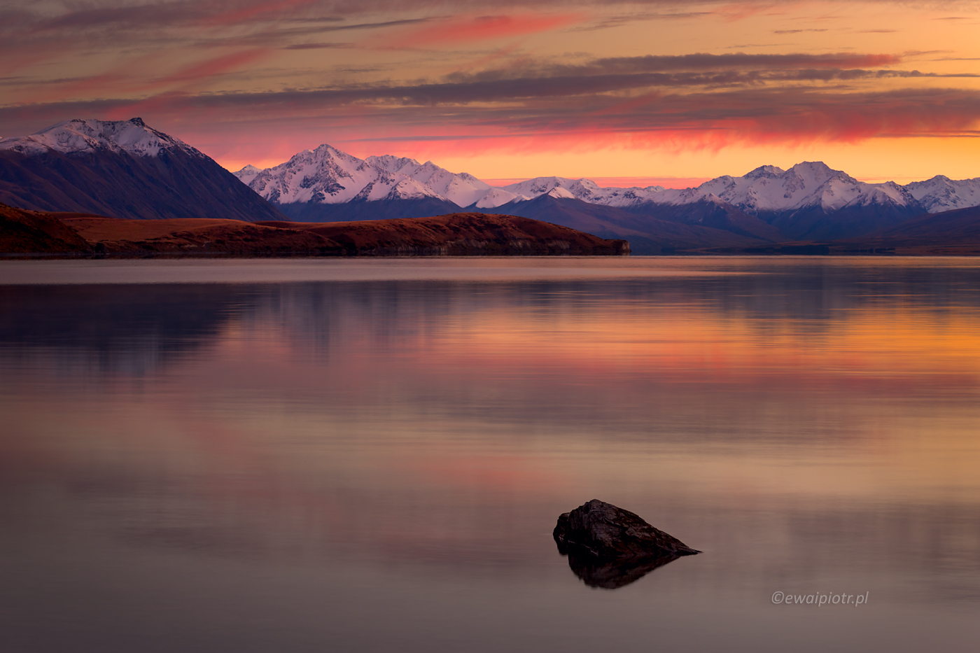 Kamień w jeziorze Tekapo, Nowa Zelandia, zachód słońca, widok na Mt Cook, fotowyprawa