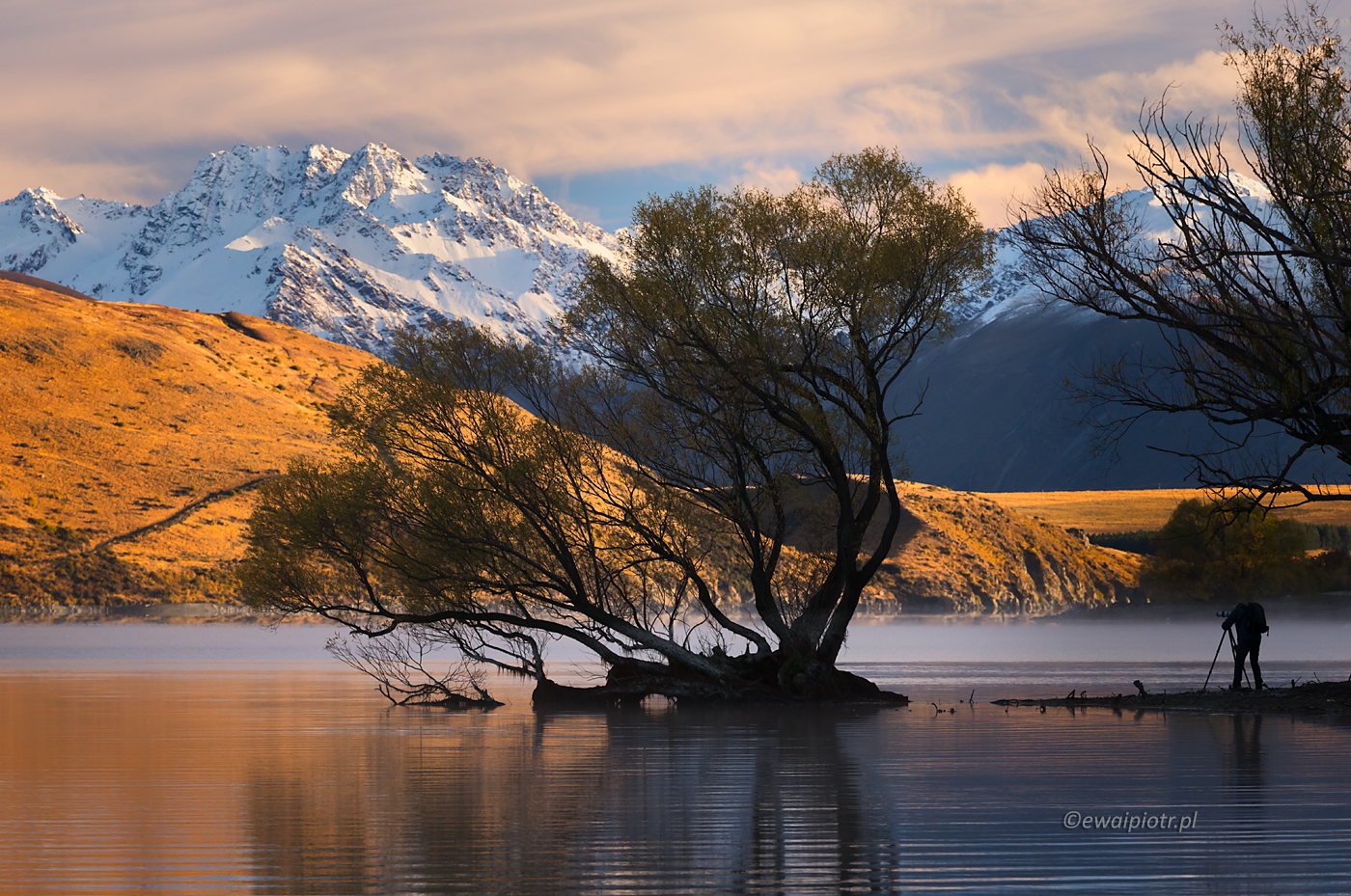 Fotograf nad jeziorem Tekapo, Nowa Zelandia, fotowyprawa