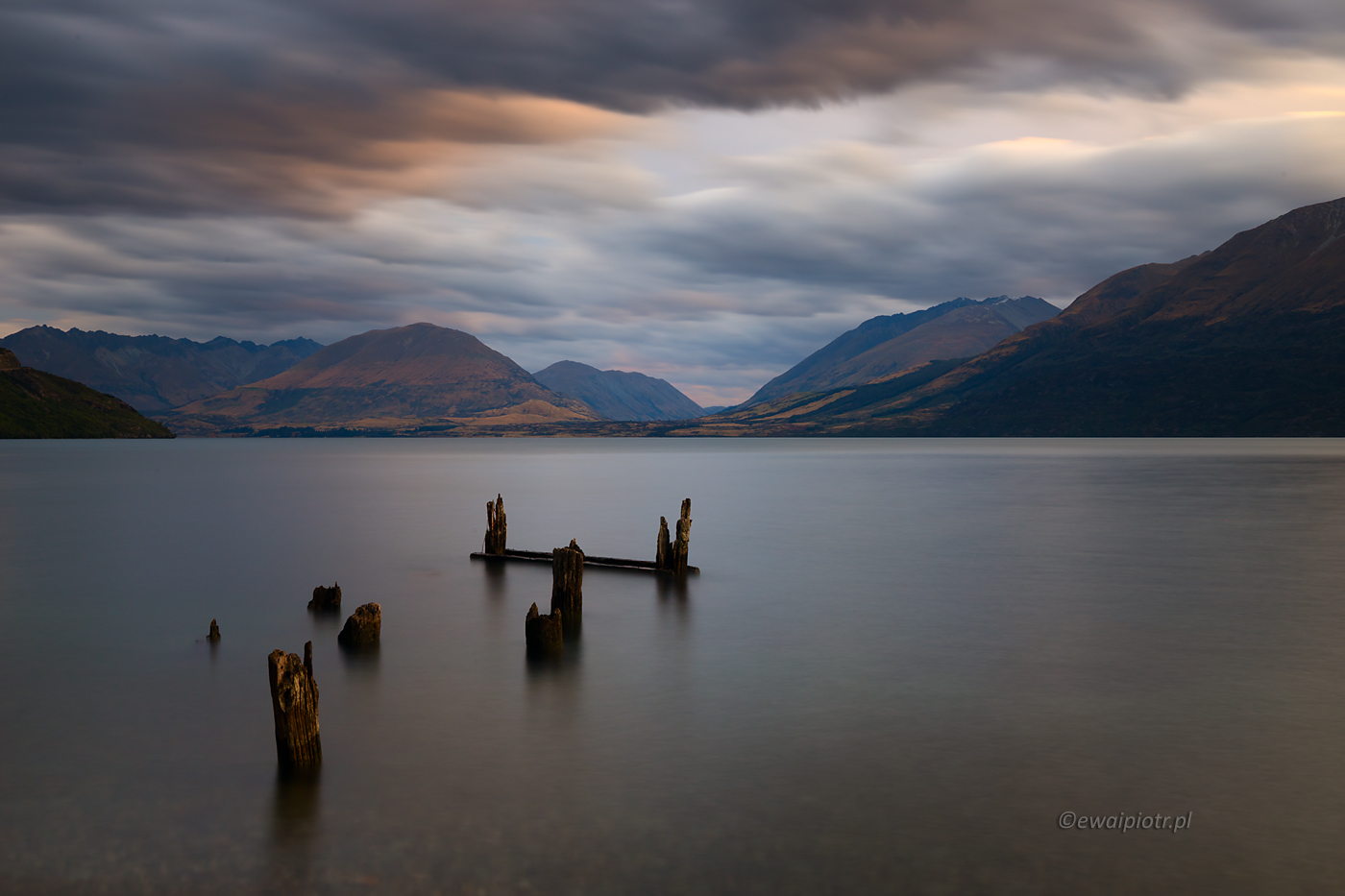 Resztki pomostu na jeziorze Wakatipu, Nowa Zelandia, fotowyprawa