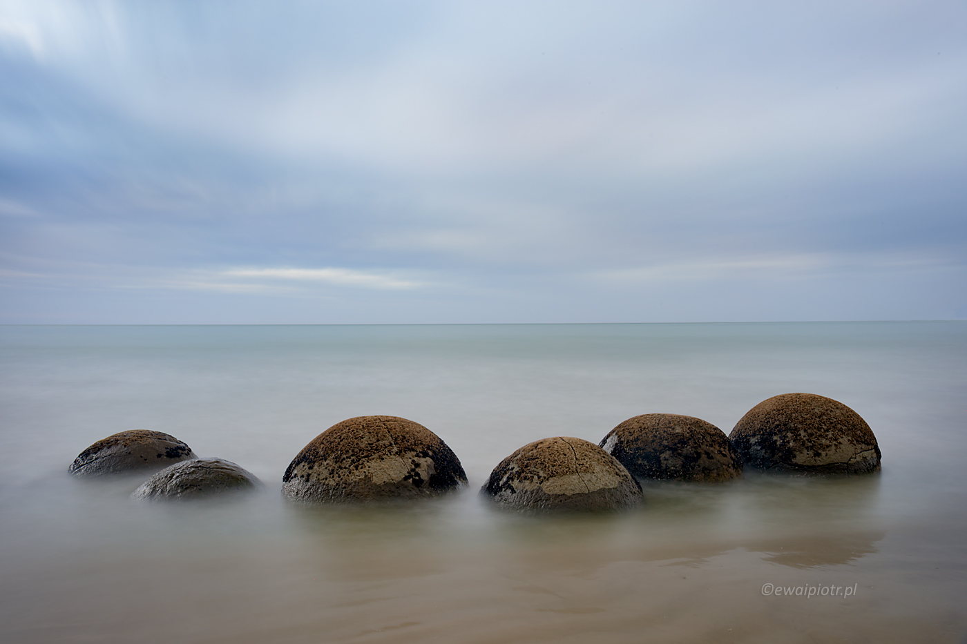 Kamienne jaja w oceanie, Nowa Zelandia, głazy Moreaki w oceanie, fotowyprawa