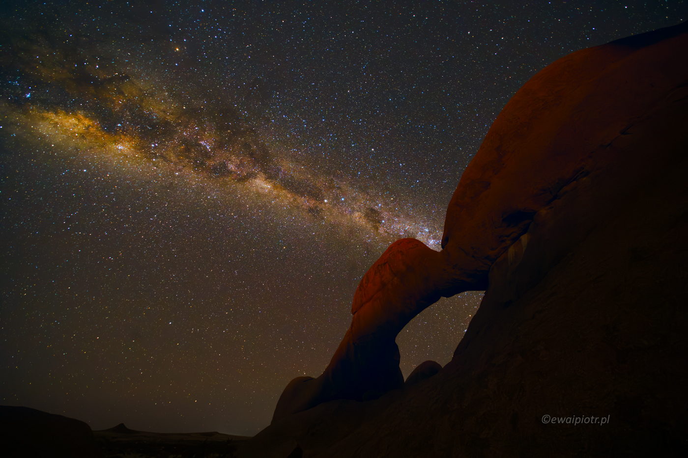 Droga mleczna nad łukiem skalnym, Namibia, Spitzkoppe, fotowyprawa