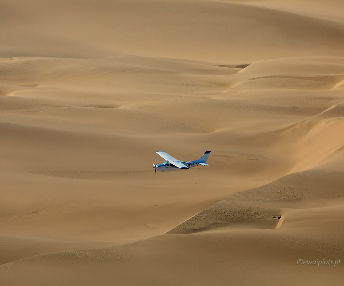 Awionetka nad pustynią, Namibia, fotografowanie z awionetki