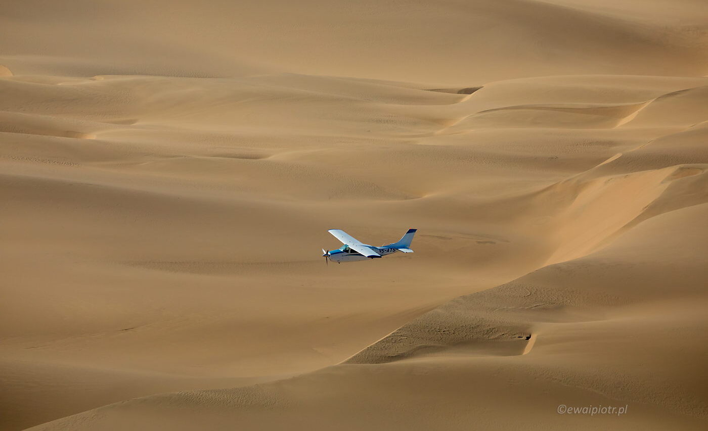 Awionetka nad pustynią, Namibia, fotografowanie z awionetki