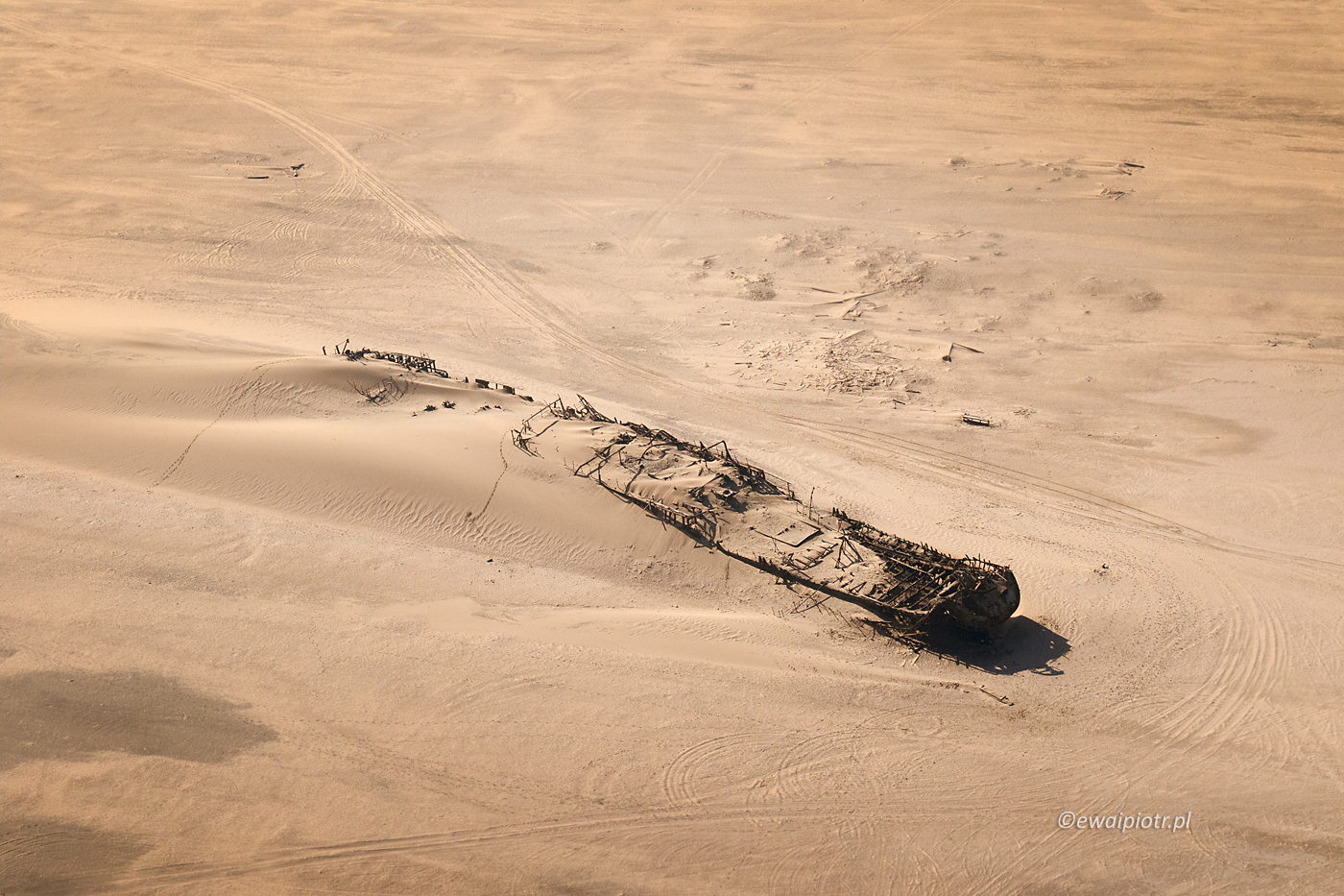 Wrak statku Eduard Bohlen na pustyni, Namibia, fotografowanie z awionetki, poradnik, fotowyprawa